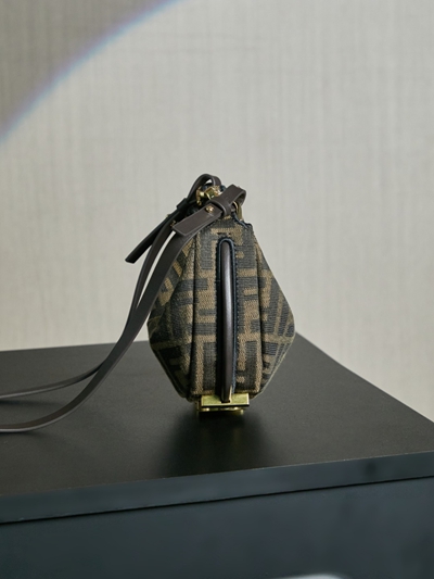 フェンディバッグ背面デザイン